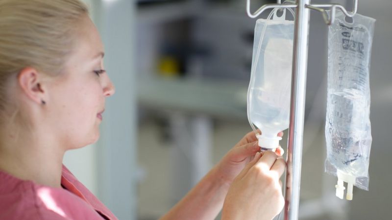 Пембролизумаб вводится с помощью капельницы