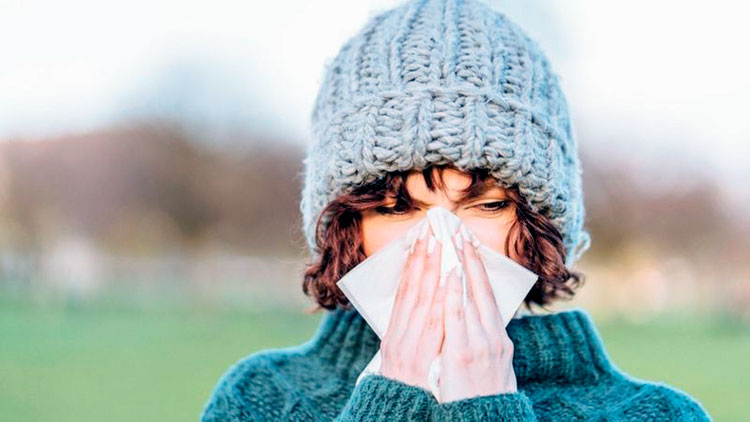 Если человек простужен, то шансов одновременно подхватить еще и коронавирус у него намного меньше