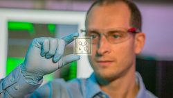 В США человеку впервые вживили в мозг нейрочип